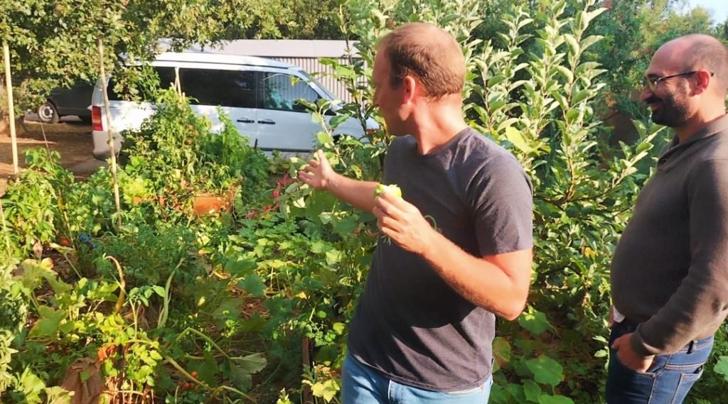 Un bénéficiaire content de son jardin